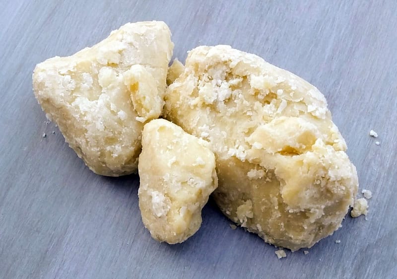 DIY shea butter lotion is perfect to make yourself or to give as a gift. Lotions in the store aren't always what you think they are, even if they seem to be natural. Ditch toxins and know exactly what you are putting on your skin. #sheamoisture #diyskincare #lotionrecipe #homemadelotion #dryskin